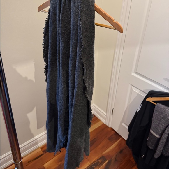 Wool and silk oversized Italian luxury scarf. Wrap style. Charcoal grey - Picture 2 of 5